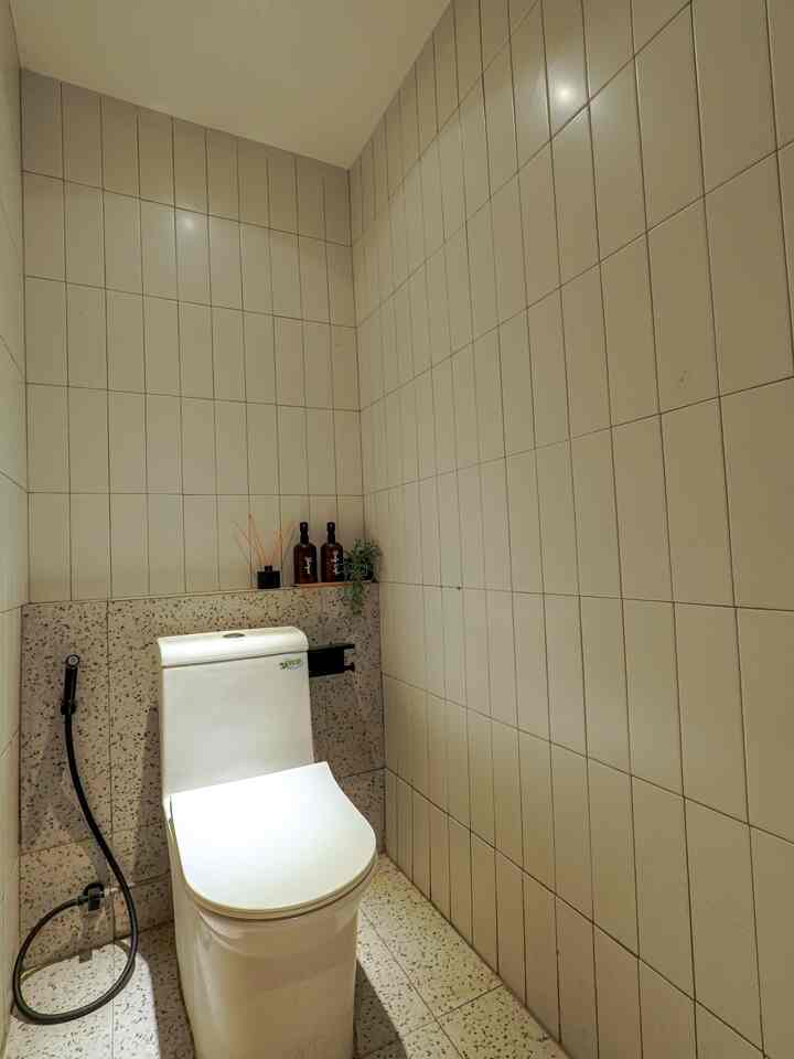 Kamar mandi tamu yang jarang banget kepake karena aku jarang ada tamu dirumah 😄 aku bikin simple aja, karena spacenya juga kecil jadi aku pilih tile dengan warna terang & dikombinasiin sama faucet hitam. 

#KeramikKamarMandi #KamarMandi #DesainKamarMandi #KamarMandiMungil #KamarMandiTamu 