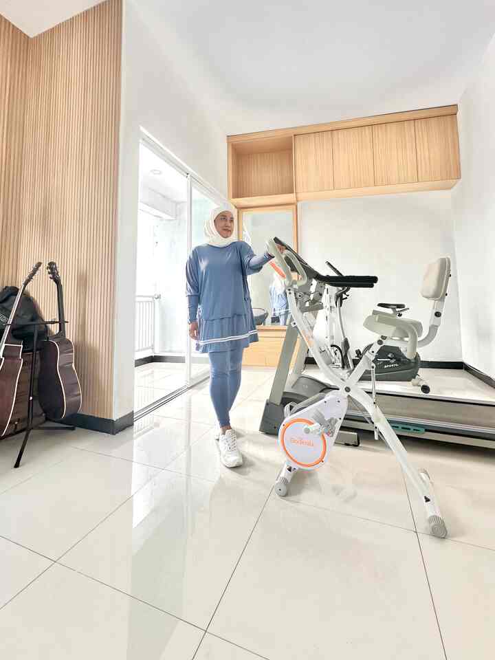 I created this Home Gym to provide a sense of comfort when I'm too lazy to exercise outside 😅

Well, on the floor I deliberately didn't use vinyl, because we plan to give it foam or carpet so that when lifting barbells it doesn't damage the floor.

The theme is still white & wood to make it more spacious, right, and for the windows and doors I use full glass with an aluminum frame and a sliding model.

So when opened, it's immediately full of light and wind greets me ihiiy ☺️ this gym room faces the front yard of my house.

Do you like to hang out at home or outside?
.
.
.

#gymroom #homegym #gymhome #treadmill #granite #gymhomeinspiration #whitenwood #rumahtanpasekat #slidingdoor #sepedastatistik
