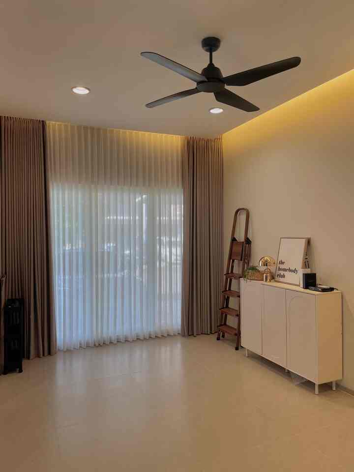 Here it is! (Calon) ruang tamuku! 👀 Yup! It’s a project in progress. 📈 Walaupun masih terlihat agak kosong, kami sudah menyiapkan banyak hal untuk ruangan ini. Karena berencana menggunakan sofa yang agak besar agar bisa berkumpul bersama keluarga & teman, maka kami menyiapkan space kosong yang cukup luas. 🛋️ Untuk lighting, kami sudah menyiap ambience light di bagian plafon menggunakan LED strip. Dan untuk stop kontak TV juga sudah diposisikan agar nanti mudah pada saat pemasangan, yang sekarang ditutup dulu ya pakai frame biar terlihat lebih rapi 😝 Hopefully semua yang sudah dipersiapkan dapat mempermudah jalannya renovasi nanti 🥰


#warnacatrumah #cat #rumahtumbuh #stylingruangtamu #dekorasilivingroom #inspirasilivingroom #kipaslangitlangit #kipasangin