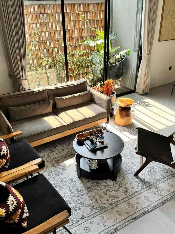 Cara aku mendekorasi living room dengan tema industrial 

Selalu Assalamualaikum unsur kayu dan besi 

#bumitimi #stylingruangtamu #dekorasilivingroom #inspirasilivingroom #lantaiabu #kursikayu #karpetklasik #rumahindustrial