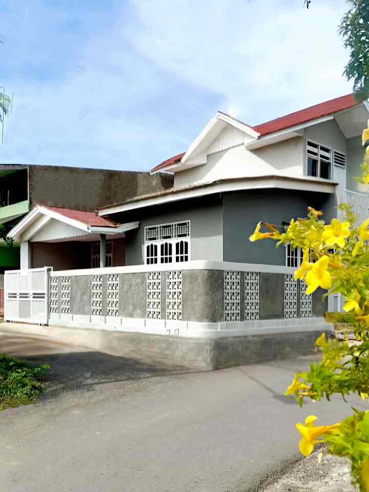 FACADE
Hello Friend, how are you?
Ini adalah rumah yang masih dalam proses renovasi, rumah ini awalnya merupakan rumah cluster yang telah direnovasi Pemilik pertama yang kemudian dibeli dan direnovasi kembali. 
Tertarik membeli rumah ini,  selain lingkungan yang baik berada di kota dengan akses yang mudah untuk menjakau beberapa fasilitas umum juga posisi rumah yang hook membuat rumah ini sehat dengan sirkulasi udara yang baik dan lebih luas. 
Impiannya adalah menjadikan rumah ini menjadi rumah yang aesthetic dengan Modern Contemporer style sentuhan Eropa. Mengganti cat rumah, mengganti model pagar dengan  roster dan dinding kamprot , mengganti semua pintu lebih simple tanpa ventilasi.
Selanjutnya akan mengganti jendela dengan Arch style , merubah atap dan mengganti keramik lantai. 
Proses renovasi ini masih 60% dan cukup panjang
Semoga Allah mudahkan , Aamiin 
#InspirasiFasad #StyleFasad #FasadRumah #PagarRoster #PagarTekstur #RosterMinimalis #CatRumah #PagarBesi #PagarRumahMinimalis 
