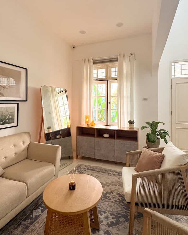 How to keep your living room looking simple but not boring?

Bisa banget ikutin cara kita: maintain tone warna yang calm dan nggak terlalu rame buat cat dinding & furniture. Tapi biar nggak flat, coba tambahin corak di karpet atau aksen frame-frame biar ruangan tetap hidup✨

Dan jjangan lupa tambahin lampu-lampu di beberapa sudut buat bantu kasih depth dan suasana yang lebih hangat aja ke ruangannya.

#StylingRuangTamu #DekorasiLivingRoom #InspirasiLivingRoom #StandingMirror #ConsoleTable #Sofa