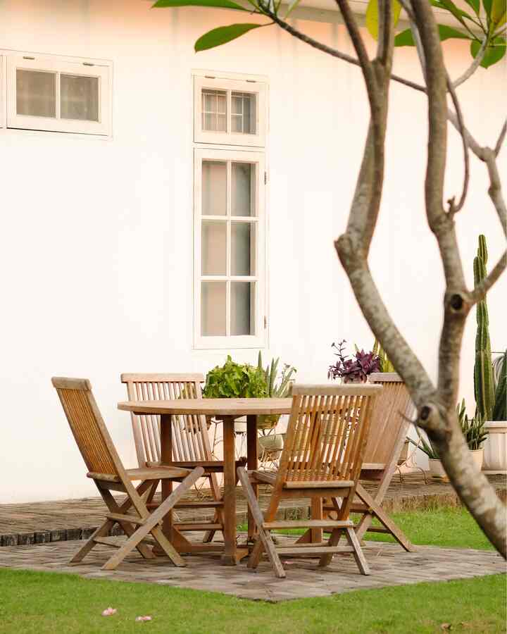 Nggak salah pilih rumah ini. Soalnya sekarang tiap pagi atau sore, kita bisa duduk santai sambil nikmatin sunrise atau sunset langsung dari teras🧡

Sengaja juga kita tambahin banyak pot tanaman biar makin adem vibes-nya. So, how would you rate our side garden?

#SideGarden #Terrace #InspirasiTeras #InspirasiTaman #Airmancurbatu #Potbunga