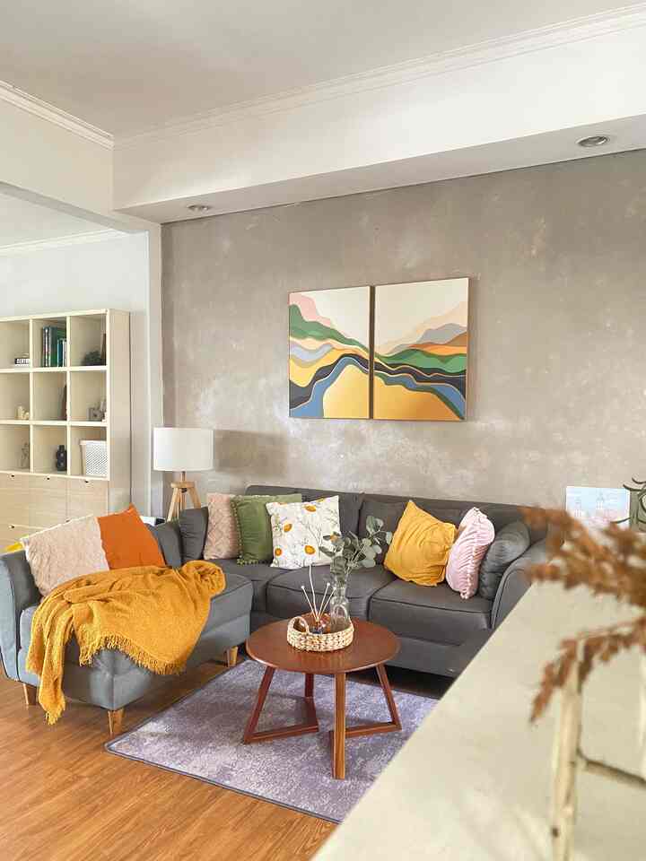 Bosen dengan warna monokrom atau earth tone? Cobain yuk tambahin warna-warna cerah di living room sebagai aksen! Awalnya living room ak didominasi warna monokrom seperti abu, putih, dan warna kayu, yaitu di warna sofa, karpet dan furniture. Lalu ak tambahin dekorasi yang lebih berwarna berupa wall art besar, sarung bantal, table runner dan juga selimut. Living Room jadi kelihatan lebih fresh ✨🌈
.
Kalo kamu lebih suka tema monokrom atau colorful nihh? 😃
.
#SofaMinimalis #LantaiVinyl #ThrowBlanket #SarungBantal #WallArt #CoffeeTable #FloorLamp #StylingRuangTamu #DekorasiLivingRoom #InspirasiLivingRoom

