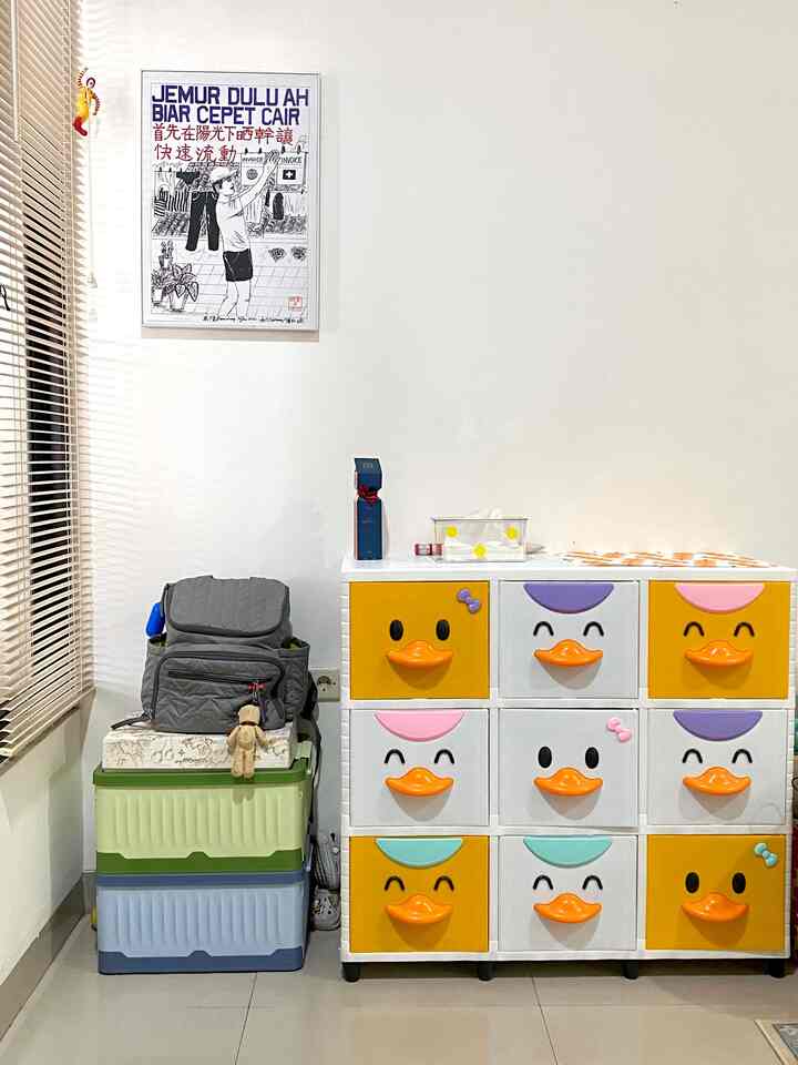 Holaa 🙌🏻❤️

🌟 Sudut Rumah, Penuh Cerita! 🏡✨
“Ruang tamu bukan sekadar tempat berkumpul, tapi juga cerminan kepribadian, apalagi setiap sudut rumah!” 🛋️💙
Setiap sudut rumah bisa jadi spot favorit, apalagi kalau dihias dengan penuh cinta dan sedikit sentuhan unik.

Aku pilih warna-warna fun seperti biasa,merah polkadot dan kuning dan furnitur minimalis biar ruangan terasa cozy & welcoming. Tapi, yang bikin makin seru — ada perintilan lucu kayak mainan, karakter 🪀

Sentuhan kecil disudut rumah terasa hidup. Jadi bukan cuma enak dilihat, tapi juga bikin betah!

Kalau kamu, apa cerita seru di balik sudut ruanganmu? Yuk, share di kolom komentar — siapa tahu bisa saling tukar inspirasi! 🙌🏻🫶🏻

#catrumahminimalis #narahous #bauhaus #RumahOpenSpace #dekorasilivingroom #Inspirasisudutrumah #SudutFavorit #DekorasiRumah #HomeVibes
