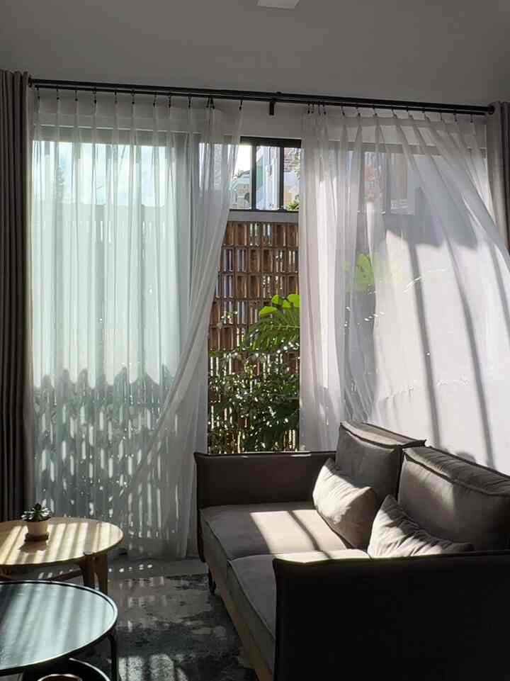 Suasana apabila diluar panas dan banyak angin, dengan vitrase dibuka dan pintu geser dibuka juga 

#bumitimi #jendelabesar #pintugeser #vitraseputih #livingroom #ruangtamu #lantaiabu