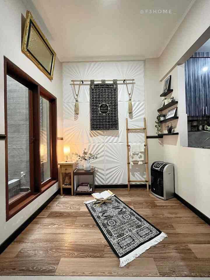 Dengan menggunakan furnitur dan aksesori yang senada, musholah ini menjadi lebih cozy.

Untuk semua spill productnya, klick blue plus button di postinganku


#wallpaperdinding #wallpaneldinding #wallpaperestetik #mushollah #mushollahdalamrumah #warnacatrumah #cat #lantaivinyl #wallpanel #mushollahstyling #mushollahmini 