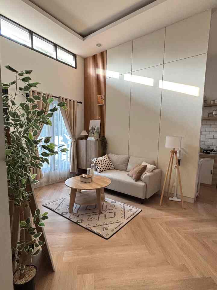 Ini dia ruangan pertama yang dilihat ketika buka pintu utama, adalah.. living room. Dengan ukuran 3x4 menjadi tempat favorit untuk spot foto keluarga, spot foto temen-temen kalau lagi berkunjung kerumah. Menjadi tempat favorit juga untuk kerja, atau sekedar bermain sama anak-anakku. 

Kalau ada produk yang kamu suka dari living room ku ini, jangan lupa check plus blue button di setiap produknya ya! 🩵🩵🩵


#sofaminimalis #catrumahjotun #catrumahmowilex #stylingruangtamu #dekorasilivingroom #dekorasilivingroom #inspirasilivingroom ￼