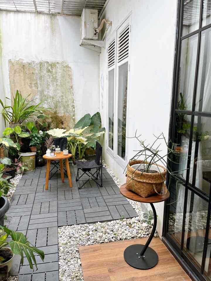 Ruang santai yang dipenuhi tumbuhan penyejuk mata🌿🪴

Sisa tanah belakang ini aku manfaatkan sebagai ruang santai, diruang ini bisa dimanfaat sebagai temapat ngopi, ngeteh ataupun barbekyu bersama🫶

#ruangsantai 
#ruanghobi 
#innercourt 
#innergarden 
#tanamanhias
#ruangterbuka