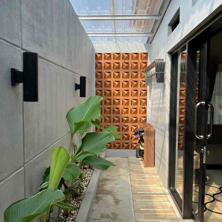 Taman samping, oasis kecil ditengah kesibukan.

Pemanfaatan lahan samping dengan luas 5,5 x 1,5 sebagai area taman dan menjemur pakaian. Area ini kami tutup dengan menggunakan roster agar ada sirkulasi udara, dan kami cat menggunakan warna Open Season-N3 006 untuk menambah kesan cerah. Dengan adanya ruang terbuka hijau seperti ini menjadikan rumah terasa lebih segar bisa dijadikan untuk tempat bersantai dan kumpul keluarga. 

Menurut kalian seberapa penting fungsi tanaman hijau dirumah? 

#tamansamping #lahanterbatas #roster #jemur #kursiputih #tanamanhijau #calathea 