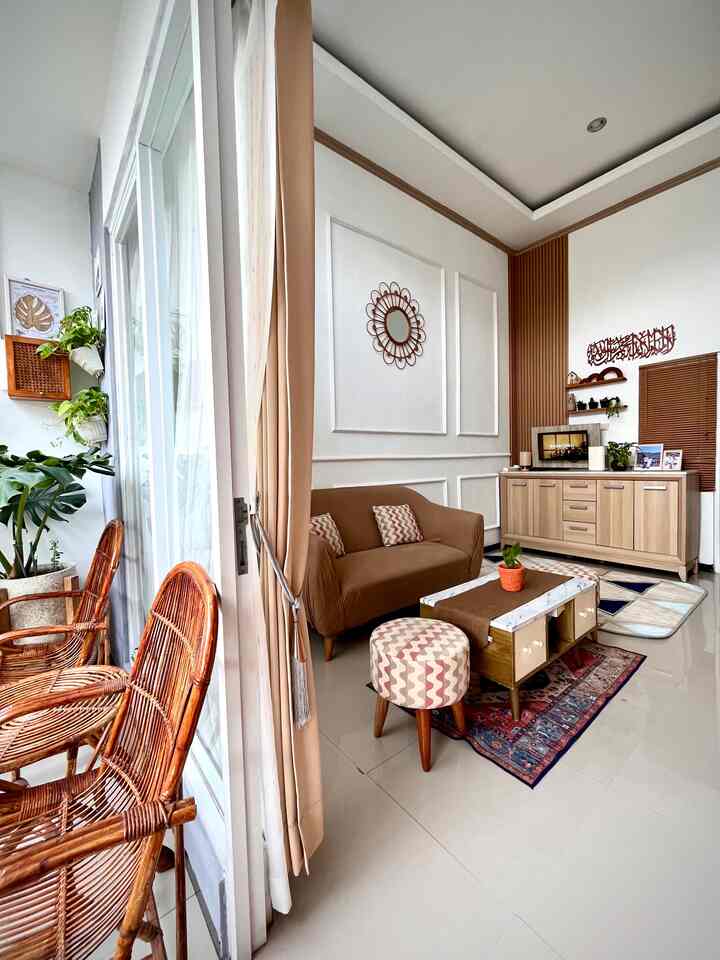 Hi, Welcome at Living Room simonacasa versi di siang hari❤️

Ruang tamu bukan sekedar tempat berkumpul tapi ruang serbaguna bagi kami😌

Kami make over ruang tamu dengan wallpanel WPC agar lebih estetik tapi tetap fungsional karena tembok yang sering lembab jadi teratasi dengan wallpanel ini😉

Total make over Living Room dengan wallpanel WPC ini habis di angka 1 jutaan, lumayan terjangkau apalagi yang masangnya suami sendiri🤭

Semua link pembelian dekor ruangtamu kami bisa dicek (+) warna biru ya😍

Semoga Menginspirasi kalian ya❤️

#SofaMinimalis
#PlavonPVC
#CatRumahMinimalis
#WarnaCatRumah
#WallpaperDinding
#WallpaperEstetik
#Cat
#StylingRumahTamu
#DekorasiLivingRoom
#InspirasiLivingRoom
#Wallpanelsendiri
#WallpanelWPC
#RuangTamuSimonacasa
#RuangTamuSederhana