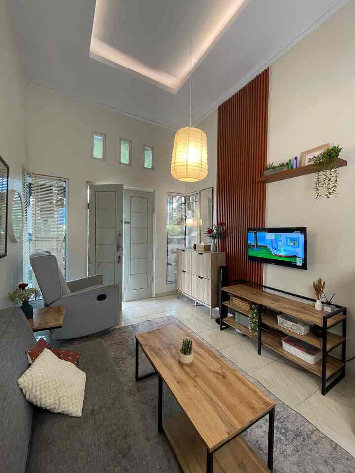 🌿 Ruang Tamu: Cerita, Rasa, dan Tata Letak yang Bijak

“Ruang tamu bukan sekadar tempat kumpul, tapi juga cerminan siapa kita.”
Buatku, ruang ini jadi tempat berbagi cerita, menenangkan diri, dan melepas penat. Makanya, aku pilih tone warna hangat, pencahayaan alami, dan furnitur yang minimalis tapi tetap fungsional.

Dengan luas cuma 3x4 meter dan budget Rp 8.000.000,-, aku tetap bisa mewujudkan ruang yang nyaman dan estetik, karena ternyata kuncinya ada di penataan yang tepat.

💡 Beberapa trik andalan:
✔ Gunakan furnitur berkaki supaya lantai tetap terlihat & ruang terasa lapang
✔ Maksimalkan rak dinding biar nggak makan space
✔ Pilih warna terang dan earthy untuk nuansa yang lebih airy
✔ Tambahkan lampu gantung sebagai aksen sekaligus pencahayaan hangat

Sekarang ruang ini jadi favorit semua orang di rumah.
Kalau kamu, cerita apa yang ingin kamu hadirkan di ruang tamumu? ✨
📌 Klik icon (+) warna biru untuk lihat semua detail produk yang aku pakai ya!

#WarnaCatRumah #WPCPanel #RakTVBesiKayu #SofaBedMinimalist #AmbalanDindingKayu #SofaRecliner #LemariSepatuMinimalis #CerminDinding #KarpetVelvet #CushionSofa
#StylingRuangTamu #DekorasiLivingRoom #InspirasiLivingRoom