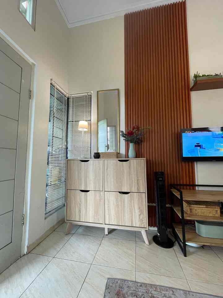 🌿✨ Update Kecil di Entryway, Bikin Mood Lebih Nyaman!

Nggak perlu renov besar-besaran untuk bikin sudut rumah terasa lebih segar.
Kali ini, aku upgrade sedikit area entryway, mulai dari ganti cermin dengan ukuran yang lebih proporsional sampai atur ulang dekorasi di atas rak sepatu.

Yang sebelumnya terasa “nanggung”, sekarang jadi lebih balance dan welcoming 💫

🪞Cermin baru membantu memantulkan cahaya alami, bikin area masuk terasa lebih terang
💡 Lampu meja yang simpel tapi cukup jadi focal point saat malam
🧺 Kotak tisu dan vas bunga bikin area ini tetap fungsional tapi nggak kehilangan sisi estetik
🗝 Vas kecil multifungsi yang sekarang jadi tempat kunci — supaya praktis tapi tetap manis

💡 Tips versi aku:
✔ Kombinasikan elemen fungsional & dekoratif
✔ Mainkan tinggi-rendah dekorasi biar nggak flat
✔ Gunakan item kecil yang bisa multifungsi (vas mini = key holder? why not!)

Sekarang, setiap buka pintu rasanya kayak disambut versi rapi dari diri sendiri 😄
Kalau kamu, area mana yang baru aja kamu refresh?

#Entryway #RakSepatuMinimalist #CerminDinding #LampuMeja #KotakTissue #VasBunga #BungaArtificial #WarnaCatRumah #SmallEnryway #StylingEntryway #DekorasiRuangTamu 