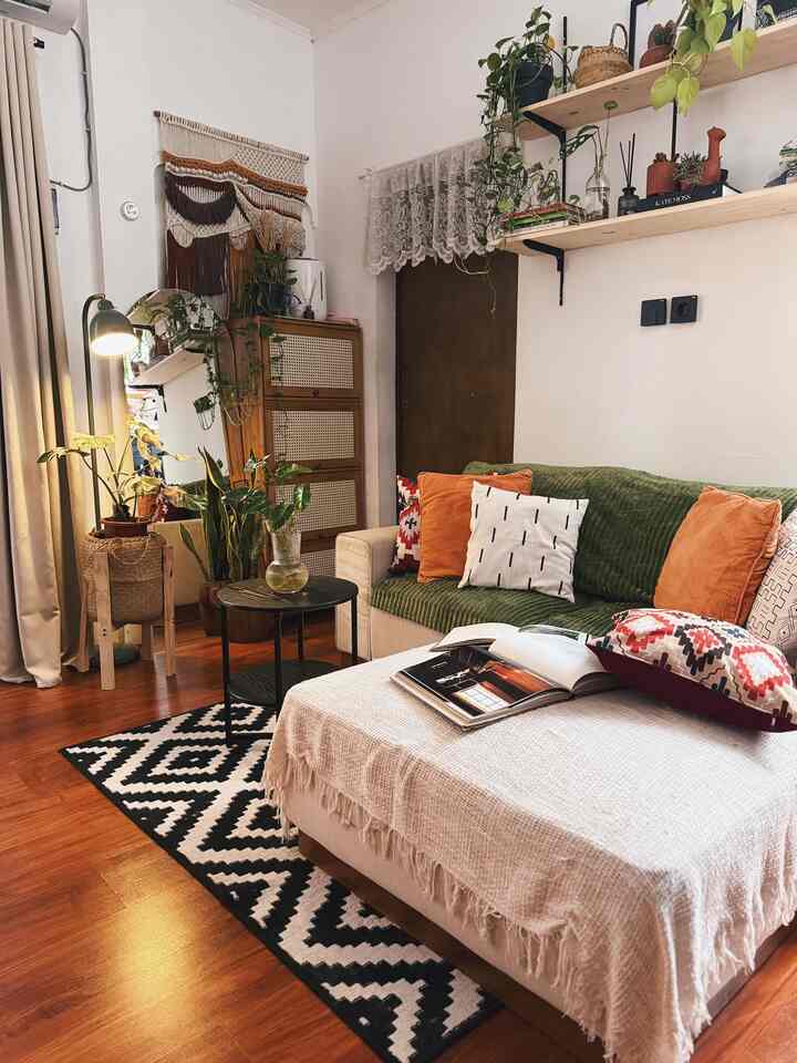 Halo Tetangga Kimkim
Living room menjadi area favorite dirumah kimkim. Karena ini ada ruangan tempat aku dan keluarga berkumpul, menghabiskan waktu bersama. Oleh karena itu aku memilih sofa 2 seater dengan tambahan sofa sudut agar kami bisa bersantai. 

Aku memilih furnitur dengan kayu dengan warna natural agar menciptakan suasana hangat. serta menggunakan beberapa tanaman indoor sebagai dekorasi dan juga bermanfaat sebagai air purifier alami seperti lidah mertua & sirih gading yg dapat menyerap racun. 

#Sofa2Seater
#LantaiSPC
#KarpetNordic
#sarungbantallucu
#mejatvkayujati
#CoverSofa
#AmbalanKayu
#TanamanLidahMertua
#StylingRuangTamu
#DekorasiLivingRoom
#InspirasiLivingRoom