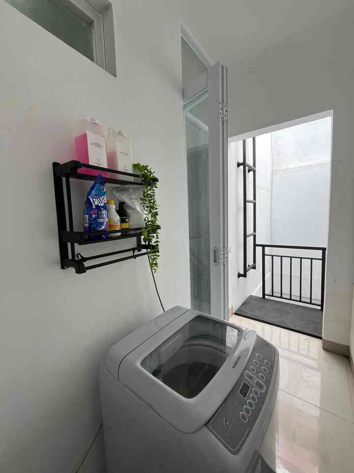 Laundry area danishhome terletak di lantai 2 agar baju yang hendak dijemur tidak dapat dilihat orang dan tidak menganggu pemandangan. 🫶

Fakta menarik laundry area danishhome_ adalah ukurannya sangat minimalis yaitu 120 x 100 cm. Sangat compact. Hihi😍

Agar ruang laundry kami tetap rapi, kami pun memasang dipasang rak hitam dua tingkat tanpa tutup. Kemudian kita juga menggunakan mesin cuci top loading satu pintu agar memberikan kesan minimalis. Kami juga menggunakan gantungan tempel di dinding sehingga jika hendak menggantung banyak baju tetap rapi deh 🥰 Btw laundry area kita bersebelahan dengan area void yg terhubung di lantai 1 loh. 


Nah kira2 gimana menurut tetangga area laundry danishhome_? 😍 #laundryarea #laundryminimalis #laundrycompact #openspace #rumahminimalis #compactarea

