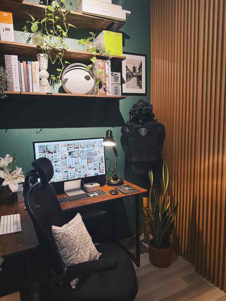 Halo Tetangga Kimkim

Ruang kerja dirumah kimkim mempunyai luas 2x3m2 
didalamnya terdapat tambahan ruang penyimpanan 1x1m2 yang pintunya terbuat dari wallpanel sehingga menyerupai dinding.
Dinding ruang kerja aku cat hijau tua untuk menciptakan suasana yang calming dengan harapan dapat melepas penat saat bekerja.
Tidak lupa aku tambahkan tanaman & bunga hidup sebagai dekorasi ruangan

#StylingRuangKerja
#HomeOfficeIdea
#RuangKerjaMinimalis
#MejaKerjaL
#AmbalanKayu
#DekorasiTanamanHidup
#Wallpanel
#LampuKerja
#MejaBelajar