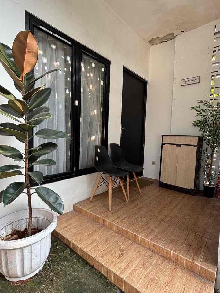 Teras mungil dirumahku, hanya berukuran 1,5mx1,6m ku isi teras ini dengan 2 kursi untuk tamu menunggu dan rak sepatu. Ada pohon artificial dan wallframe untuk dekorasi nya agar terlihat lebih manis 💕 selain ada artificial, juga ada pohon asli yaitu pohon ficus elastica atau biasa disebut karet kebo.

Meskipun ukuran teras sangat kecil, bisa banget loh kita maksimalkan agar tetap cantik dan nyaman ☺️🩵


#terasrumah #terasrumahminimalis #terasrumahmungil #inspirasiterasrumah #raksepatu #tanamanartificial #wallframe #inspirasirumahmungil 
