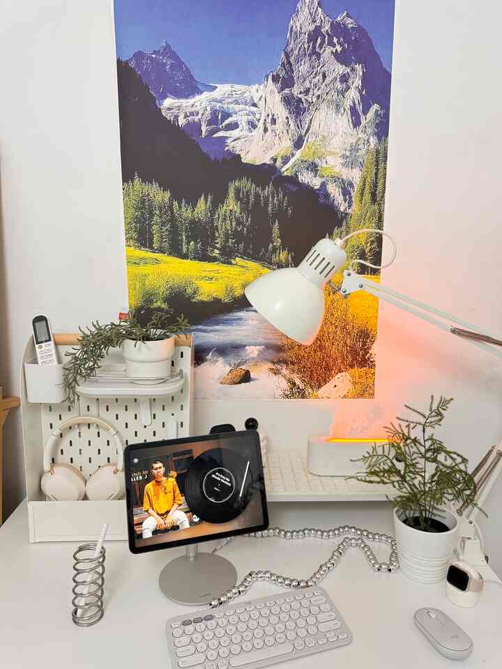 Dekor meja kerja Biar kerja dirumah makin nyaman ,clean minimalis dengan walldecor berukuran 60x80cm pemandangan alam yang bikin adem liatnya 🍃

#desksetup #deskdecor #desktour #mejakerja #deskideas #homeoffice #Dekorasiruangbelajar 