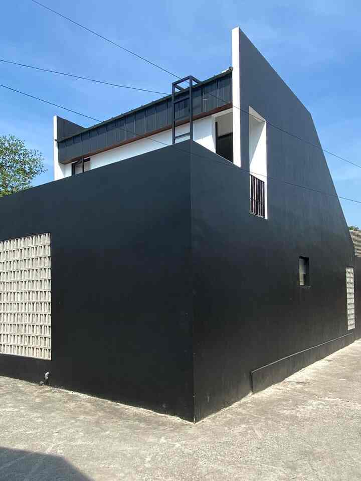 Banyak banget yang tanya soal cat exterior rumah kami yang berwarna hitam ini, dan banyak yang menyalahkan juga kenapa harus pakai hitam 😅
Hitam memang menyerap panas, tapi bisa kok rumah tetap adem dengan konsep yang benar & perhitungan yang matang 👌🏻

Cross ventilation
High ceiling
Open space
Inner courtyard

Ini konsep yang kami terapkan di rumah ini, jadi sirkulasi udara aman & rumah terasa nyaman 🫶🏻

#warnacatrumah #catexterior #catdindingrumah #rumahminimalis #rumahindustrial #japandiindustrial #rumahopenspace