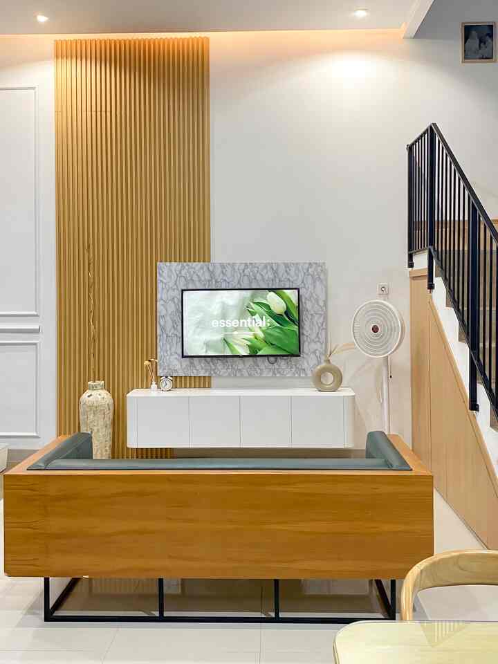 Pelan-pelan kumpulin satu per satu elemen yang bikin ruang ini nyaman:
☑️ Panel kayu buat suasana hangat
☑️ Marmer tempel di belakang TV biar tampil clean & mewah
☑️ Rak tempel serbaguna buat nyimpen barang kecil
☑️ Sentuhan dekor minimal: jam, vas, dried flower
☑️ Kipas putih & karpet bulat rotan biar tetap adem & natural

Semuanya disatukan dalam tone netral dan bersih — supaya rileksi

Semoga ruang tamu kami bisa jadi inspirasi kalian juga buat bikin rumah yang nyaman, simpel, tapi tetap punya karakter 💫

#sofaminimalis #Plavon #Dipan #CatRumahMinimalis #CatPutih #CatEstetik #StylingRuangTamu #DekorasiLivingroom #InspirasiLivingroom #HomeVibes #InteriorRumahMinimalis #LivingRoomGoals #DekorasiRumah #ScandinavianStyle #ModernMinimalist #japandidecor