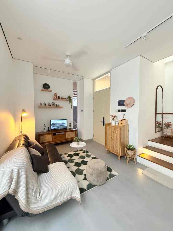 Ruang tamu minimalis ini jadi titik kumpul paling hangat di rumah.

Dengan ukuran yang terbatas, aku coba maksimalkan kenyamanan lewat pemilihan warna netral, furnitur multifungsi, dan pencahayaan hangat. Sofa coklat tua diberi sentuhan throw blanket agar makin cozy, sedangkan kabinet rotan dan meja kecil bikin suasana tetap ringan dan airy.

💡 Tips tata ruang:
✔ Gunakan karpet motif untuk pembatas visual
✔ Pilih furnitur berkaki agar lantai tetap terlihat luas
✔ Manfaatkan dinding untuk rak terbuka sebagai area display mini

#SofaMinimalis #KarpetEstetik #CatPutihDoff #RakKayuTerbuka #StylingRuangTamu
#DekorasiLivingRoom #InspirasiLivingRoom #SelimutSofa #PotRotan #Credenza #AmbalanDinding #LampuLantai