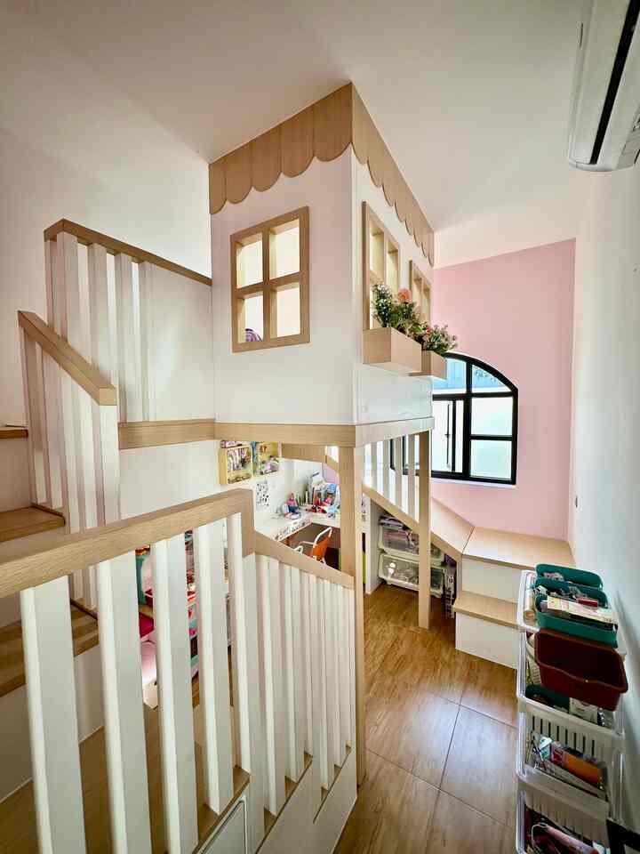 🌸 Welcome to their little world! 🌸
Playroom mungil seluas 2,5x3,5m ini bener-bener belum aku sentuh buat ditata estetik—yes, ini 100% hasil anak-anak aku yang ngatur sendiri! 🥹
Dari sudut belajar sampai pojok main, semua mereka yang atur. Mommynya? Cuma desainin bentuknya aja, biar tetap ada sentuhan aesthetics by mommy 😌✨

Soon maybe I’ll do a lil’ mama-mama magic touch biar makin cantik dan cozy~ Tapi untuk sekarang, biarin dulu dua CEO kecil ini express themselves 🌈💖

#nuestracasa #playroom #kidsplayroom #ruangbermain #bungamawar #lacigantung #mejabelajar #rakplastik #storage 