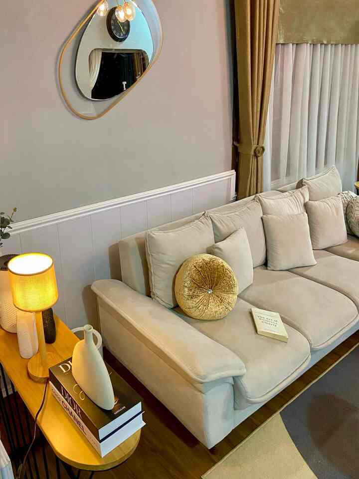 Jika kamu merasa lelah, rebahkanlah tubuhmu sejenak dan pejamkan mata tarik nafas lalu lepaskan 
#LivingRoom #SofaMinimalis #LampuMeja #KarpetRuangTamu #KarpetMinimalis #VasKeramik #VasNordic #RuangTamu 