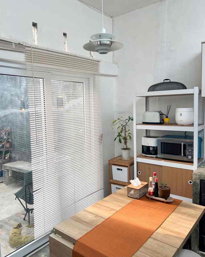 Area dapur yang sekaligus juga menjadi area makan. Dengan adanya skylight dan pintu sliding door membuat ruangan ini masih terlihat terang dan luas. Dengan begini ruangan ini tetap sehat karena sirkulasi udara dan pencahayaan yang bagus.

#InspirasiDapur #DapurOpenSpace #RuangMakanJapandi #InspirasiOpenSpace #InspirasiRuangMungil #TinySpace