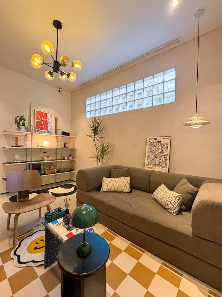 Siapa yang setuju kalau rumah itu tumbuh berserta pemiliknya? Yap, begitu juga dengan ruang keluarga ini. Sepertinya ini adalah ruangan yang paling sering kami eksplor styling dan layoutnya. Awal menempati rumah pasca renov tahun lalu, sofa menghadap ke arah rak di foto 1. Lalu ketika anak kedua lahir, tumbuh juga kebutuhan akan ruang bermain yang lebih luas. Sehingga layoutnya berubah jadi seperti sekarang. Menata ruangan ini tentu juga mempertimbangkan hal tersebut. Dimana kami memilih cofee table berukuran kecil dan cukup ringan sehingga mudah digeser jika dibutuhkan, dan menambahkan rak open-shelving dengan rak cukup rendah dimana mainan dan buku bisa ditata di sana, dan dengan mudah dijangkau oleh baby N. Ketika flashback pertumbuhan ruang ini, I just realized that I almost forgot this is the whole point… we wanted to have a home that speaks for all the housemembers. Ahh… wondering how u’ll grow, adapt and adjust on repeat, dpockethouse!
#midmodhome #modernhome #byakorre #ikea #teddysofa #eamesloungechair #recycledtable 
#StylingRuangTamu
#DekorasiLivingRoom
#InspirasiLivingRoo