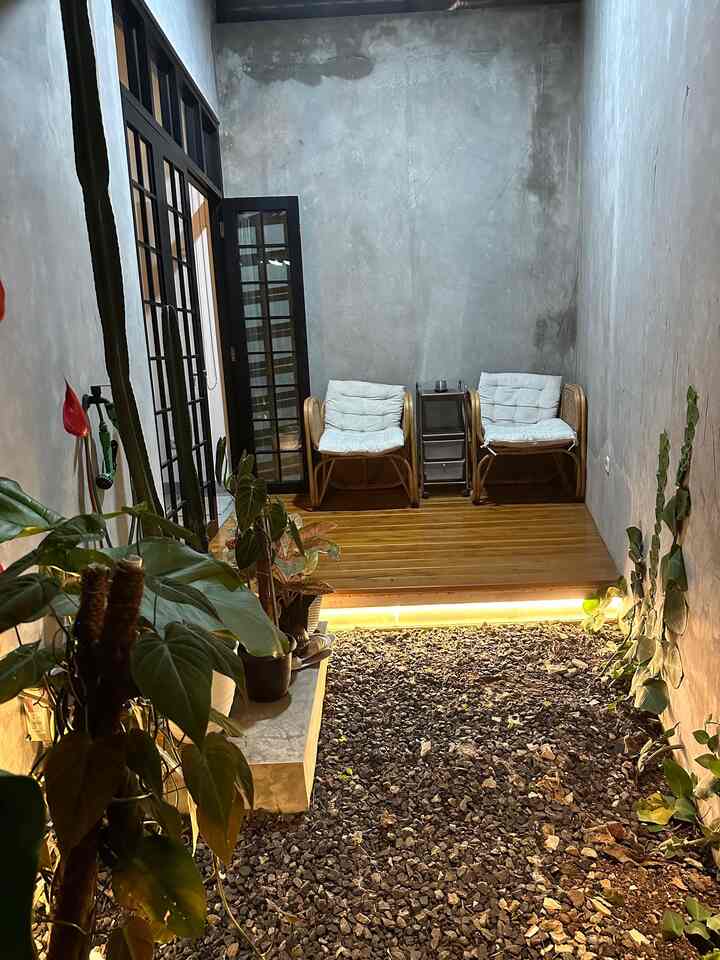 Taman merupakan sudut yang memberikan warna dan suasana lain d rumah.. dengan adanya taman.. walau tidak luas tp dapat memberikan dampak yang luar biasa bagi seisi rumah..

Taman yang indah dan dikelola dengan baik oleh pemilik rumah akan memberikan kesan tersendiri bagi yang melihatnya..

#DindingSemenExpose
#TamanKering
#BatuSplit
#KaktusKoboi
#TanamanRambat
#TanamanDolarBesar
#KursiRotan
#LampuTaman