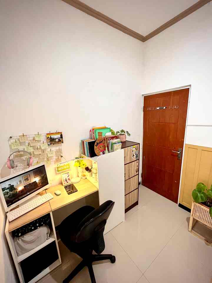 Hi, Welcome at Workspace simonacasa, kali ini kita mau spill ruang kerja minimalis🥰

Karena rumah kita compact, jadi 1 ruangan buat 2 fungsional kamar tidur sekaligus ruang kerja😍

Ruang kerja ini, kita buat Simple, Hangat dan tetap Estetik yang bikin nyaman saat pekerjaan di kantor belum selesai dan dikejar deadline juga😁

Untuk perintilan dekor ruang kerja kita bisa cek icon (+) warna biru ya😊

Semoga Menginspirasi kalian ya🥰

#RuangKerja
#Workspace
#DekorRuangKerja
#DekorHomeOffice
#StylingRuangKerja
#MejaBelajar
#DekorasiHomeOffice
#InspirasiRuangKerja
#LampuMejaBelajar
#Cat 
#Dekorasiruangbelajar 
#DekorMejaBelajar
#InspirasiHomeOffice
#MejaBelajarEstetik
#HiasanDinding
#WireWallGrid
#PajanganFotoBesi
#StickyNotes
