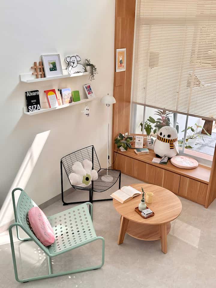 Seperti yang mungkin udah sering aku mention, aku suka baca buku dan suka naruh buku di berbagai sudut rumah, biar gampang diakses kapan aja. Tapi area yang satu ini memang aku dedikasikan khusus buat baca. Meski kadang juga berubah fungsi jadi ruang tamu kecil, karena temen-temenku suka nongkrong di sini kalau main ke rumah.

Selain kursinya yang lucu dan nyaman buat selonjoran, suasana di area ini memang enak banget buat ngobrol, main kartu, atau sekadar duduk santai. Dan pas lagi sendiri, ya balik lagi jadi tempat baca.

Ada satu bagian yang paling aku suka: bangku custom yang sekaligus jadi frame jendela. Bangku ini aku minta dibuat khusus: bisa didudukin, ada storage di bawahnya, dan posisinya pas banget buat baca sambil lihat ke luar. Multifungsi, tapi juga terasa personal. Ini salah satu sudut favoritku di rumah🩵

#readingcorner #benchbaca #minilibrary #areabaca #homelibrary #readingarea #ruangsantai #kursisantai #floorlamp #mejabulat #rakambalan #hplkayu #dalkomspace
