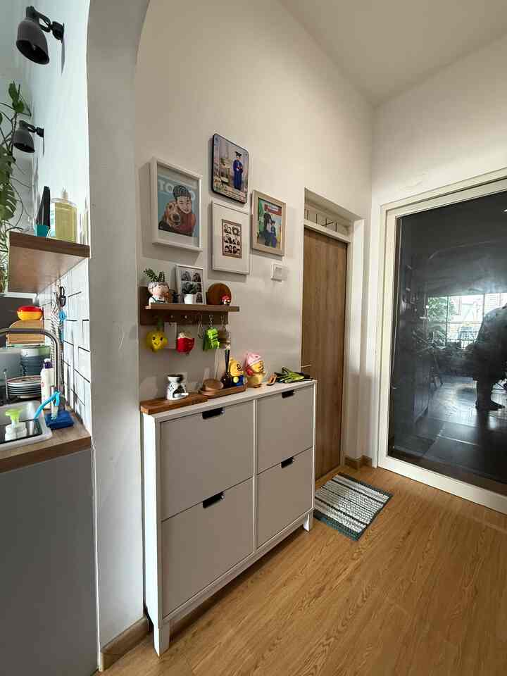 Tempat pertama yg dipijak dirumah kami ya disini.. persimpangan 3 ruang antara ke kamar mandi, ke kamar tidur atau ke living/dining 
Tentunya kami taruh lemari sepatu, rak gantungan kunci dan gantungan tas
Selain itu dekat sini tempat keranjang laundry sehingga mudah dijangkau 
Juga tersedia lemari pakaian anak serta lemari perlengkapan/persediaan mandi seperti refill sabun/shampoo, pasta gigi dll
#koridorrumah #pintumasukutama #laundrybasket #raksepatu #gantungankunci #lantaivinyl #kusenaluminium #pintuHPL #catdindingputih #pintukaca  