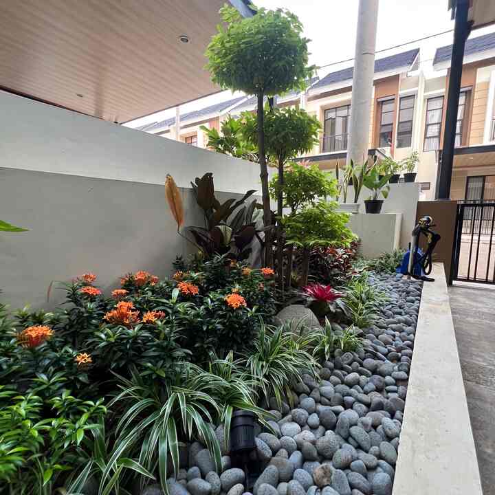 Kita selalu usahakan adanya taman hijau di halaman depan rumah, terlepas dari pemandangan yang membuat mata lebih segar taman juga bisa membuat rumah kita jadi lebih fresh dan aesthetic loh.. menurut kalian penting ga sih di rumah ada spot green?

#Tanaman #TamanHias #TamanOutdoor #TamanAesthetic #TamanSamping #TamanSegaris #BatuCoral #SelangAir