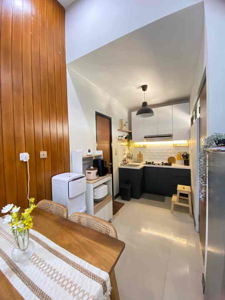 Ini adalah ruang dapur kami.

Dibuat dengan konsep open space agar terkesan lebih luas. Nuansa yg dipakai juga warna netral seperti abu, putih, dan motif kayu.

Semoga menginspirasi 😊

#RakDapurMinimalis #TableRunner #DapurMinimalis #DapurMungil #InspirasiDapur