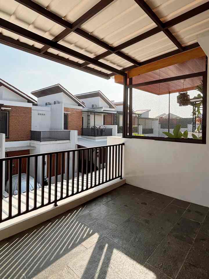 Balkon sekaligus area jemur di lantai 2 ☀️👚

📍 Ukuran yang luas karena full lebar yang sama dengan lebar rumah 🏠. Karena luas, selain untuk menjemur bisa jadi multifungsi area : 

✨ Area ngobrol atau bbq an bareng keluarga saat malam hari 🌙🥩
✨ Area main anak, bisa pasang kolam portable 🛝🏊

Perpaduan batu alam yang memberi kesan adem & natural 🌲
Bata bevel teracotta & cat putih, perpaduan yang cantik & estetik ✨

Coming soon mau nambahin tanaman / pohon supaya menambah kesan lebih segar 🌱🍃

kira kira perlu ditambah apa lagi yaa tengga online? 🥰

#Balkon #BalkonLantai2 #InteriorBalkon #BalkonMinimalis #AreaJemur #LaundryArea #LaundryRoom #Fasad #BatuAlam #BatuBevel #CatDinding #Kanopi #KanopiAlderon

