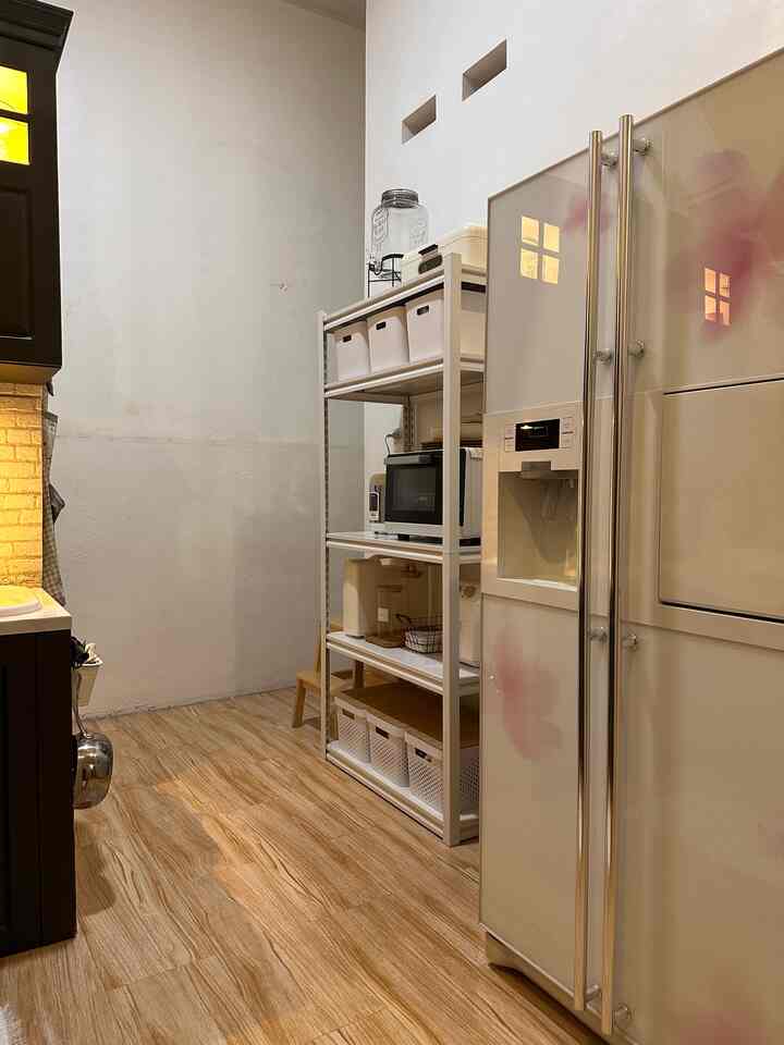 Masih satu ruang dengan dapur, satu sisinya yang didominasi warna putih diletakkan kulkas dan rak serbaguna yang terbuat dari besi. Beberapa alat memasak seperti rice cooker, oven dan airfryer serta storage box disusun sedemikian rupa agar terlihat rapi dan menarik 

#lantaikeramik #rakbesi #cat #areapenyimpanan #inspirasiareapenyimpanan #dekorasiareapenyimpanan #livewithkids #bandaaceh