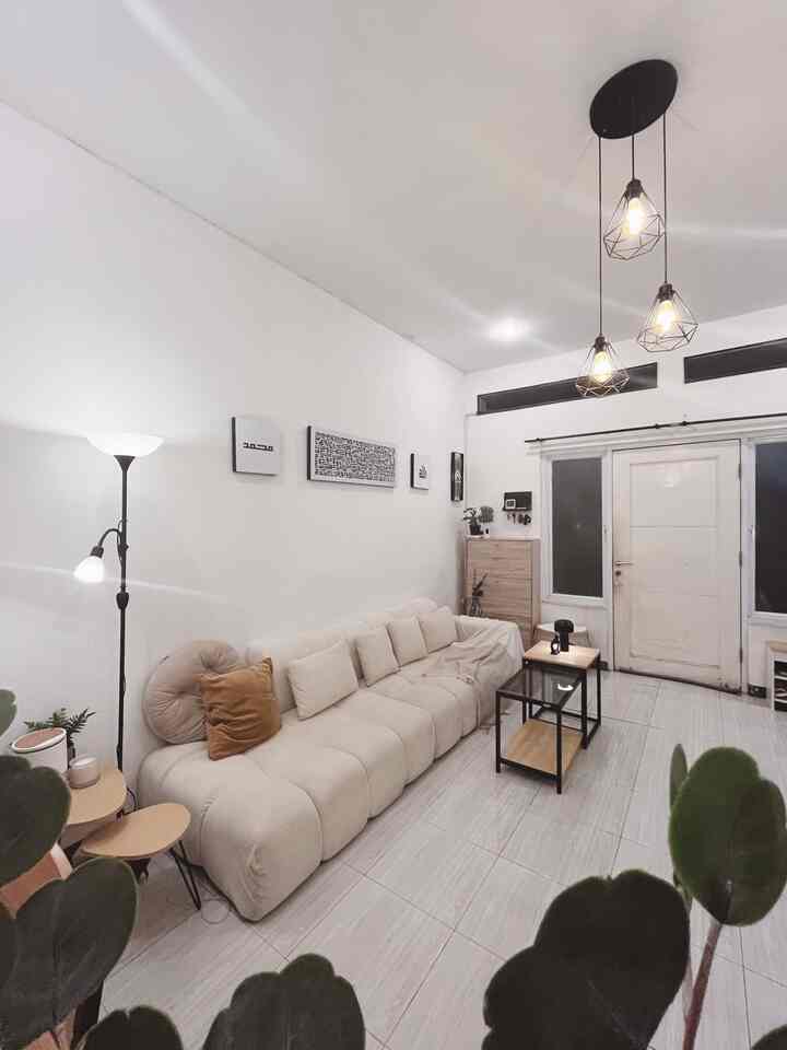 Yuk main-main ke living room kami 🫶🏻 

Living room di rumah kami biasanya digunakan untuk berkumpul bersama anggota keluarga. Biasanya kami berkegiatan dari siang hingga malam di area ini. Sehingga kami mendekornya senyaman mungkin. 
Berikut item favorit yang jadi andalan kami dalam menciptakan living room yang nyaman. 
✨ Sofa : Memilih sofa bukan sekedar dari sisi tampilan, tapi juga dari sisi kenyamanan. Kami memilih sofa panjang yang muat untuk anggota keluarga kami. 
✨Lighting : Di living room memiliki pencahayaan lampu utama dengan 4 lampu downlight di bagian atas dan 1 lampu gantung. Tapi pencahayaan lain yang tidak kalah penting adalah lampu2 kecil untuk mendukung suasana yg nyaman di living room
✨ Bantal & Throw Blanket : Selain bisa menjadi item dekorasi. Bantal & Selimut wajib ada di living room untuk penunjang item bersantai menjelang malam. 
✨ Dekorasi dinding & meja : kedua area ini juga tidak boleh menganggur, kami meletakan beberapa dekorasi yang senada (kebanyakan berwarna hitam) agar suasana living room lebih ramai tapi juga tetap minimalis. 

Semoga ide dekorasi dari kami bisa bermanfaat ✨

#sofaputih #lampulantai #lampugantung #mejatamu #StylingRuangTamu #DekorasiLivingRoom #InspirasiLivingRoom