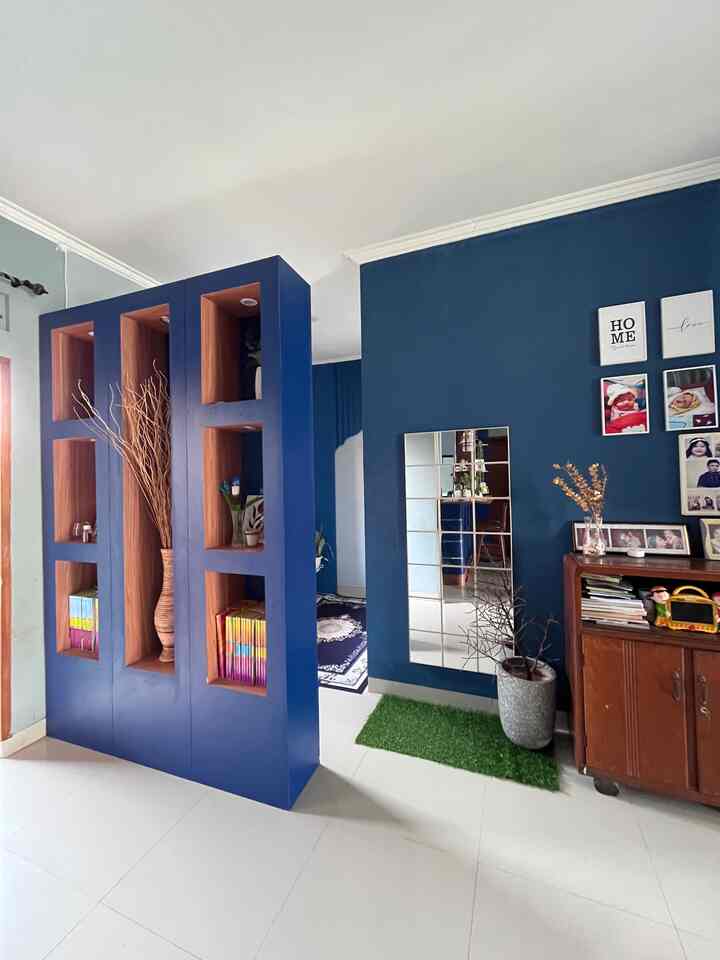 Koridor masuk rumah ini disekat oleh partisi yang sengaja di custom bareng kitchenset dan minibar. Dengan bahan HPL warna biru yang dipadukan dengan HPL warna kayu. 
Ruang ini jadi multifungsi karena sisi ini tamu bisa sambil bercermin di area koridor atau mau beribadah di mushola. 


#koridorrumah
#partisi
#areamasuk
#partisirumah
#cerminkotak
#potteraso
#sekatrumah