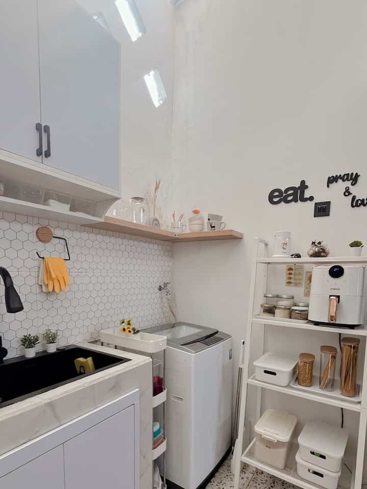 Multifungsi area💛✨

1 garis terdapat 3 area : 
Sink Area - Laundry Area - Kitchen Storage

karena rumah aku tidak begitu luas, memanfaatkan area sudut  1m x 1m menjadi area multifungsi.

hal ini mempermudah dalam berkegiatan ketika sedang mencuci baju sambil berkegiatan lainnya..

walau rumah ini belum punya laundry room, tpi dengan adanya multifungsi area ini memudahkan berkegiatan.

semoga menginspirasi yaa💛✨

#laundryarea #multiruangan #multifungsiarea #rumahmungil #rumahopenspace #rumahtanpasekat #kitchenstorage #sinkarea