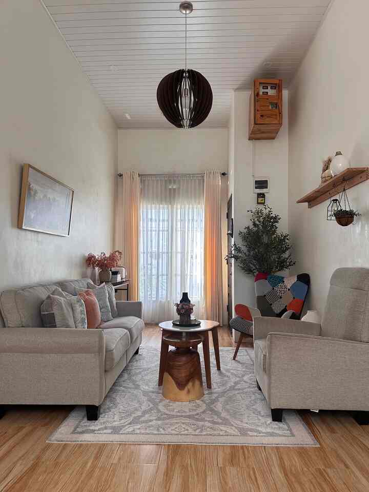 Penataan furniture, pencahayaan serta sirkulasi udara yang cukup menjadi kunci kenyamanan suatu ruang bahkan sebuah rumah. Terutama di ruang tamu ini diberikan 2 jendela yang cukup besar pada satu sisinya, begitupun pemilihan furniture yang merupakan aspek utama penunjang tampilan serta kenyamanan pada ruangan ini

#sofakain #plavonpvc #lantaikeramik #stylingruangtamu #dekorasilivingroom #inspirasilivingroom #bandaaceh