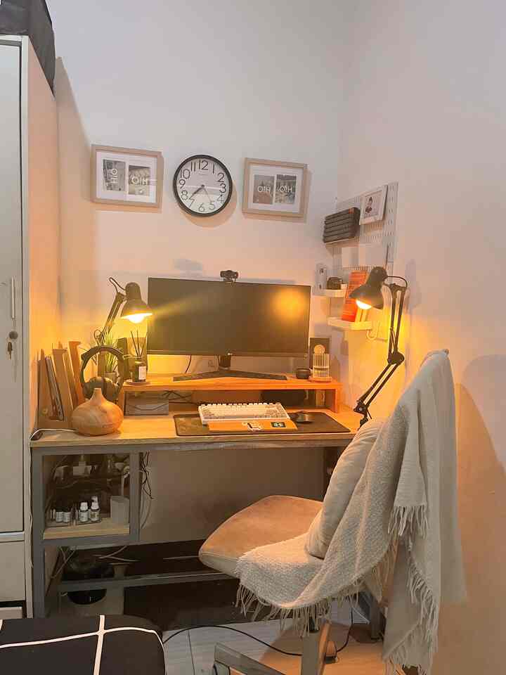 💻 Working at Night 

Hi semua! Temenin lembur di malam hari yuk. Sekalian liat-liat dekorasi working space di rumah kami. 
Karena luas area di rumah terbatas, kami meletakan working space di dalam kamar. Ukurannya memang mungil, sehingga kami banyak menggunakan penyimpanan vertikal di working space ini. 
Semoga bisa menginspirasi ✨

#KursiKerja #DekorasiRuangKerja #ruangkerja #workingspace #lampumeja #pegboard #smallworkingspace #compactworkingspace #homeoffice