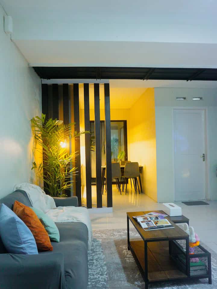 Awalnya takut untuk eksperimen warna di living room kami, tetapi ternyata fun and colorful idea is not a bad idea at all! 💕
Dengan sentuhan dekor kekinian dan warna colorful, ga lupa juga unsur tropisnya tetap ada dengan nambah tanaman hias indoor, hasilnya jadi keren kan? 😍😍
#TanamanHiasIndoor #SofaMinimalis #CushionCoverCantik #KarpetMinimalis #CozyLivingRoom #StylingRuangTamu #DekorasiLivingRoom #InspirasiLivingRoom