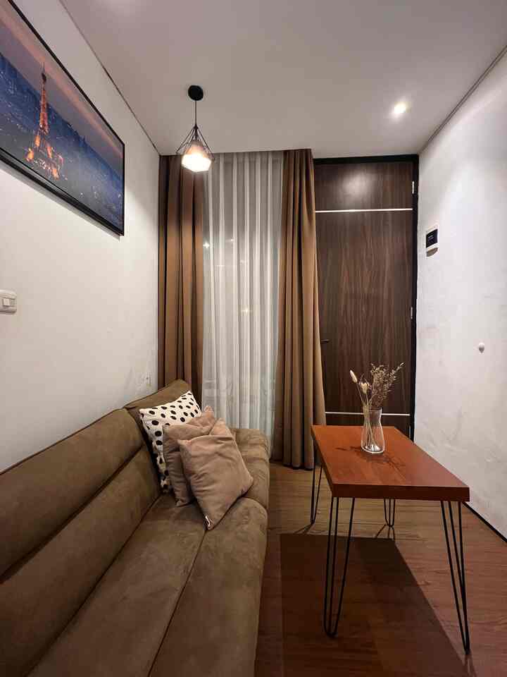 Living Room ✨

Living room yang juga bukan living room (hampir jarang dipakai karena jarang punya tamu 😂).

Ruangan yang mini ini ditata sedemikian rupa yang aku sebut 'minimax', meskipun mini tapi maksimal. 

Aku letakkan sofabed 2 seater, dan meja. Sebagai pemanis ada lukisan dan bunga artificial.

Masih didominasi warna cokelat, menggunakan lantai vinyl yang sudah 4 tahun ini alhamdulillah masih awet.

#LantaiVinyl #Vinyl #Sofabed #SofaMinimalis #WallpaperDinding #LukisanDinding #StylingRuangTamu #DekorasiLivingRoom #InspirasiLivingRoom