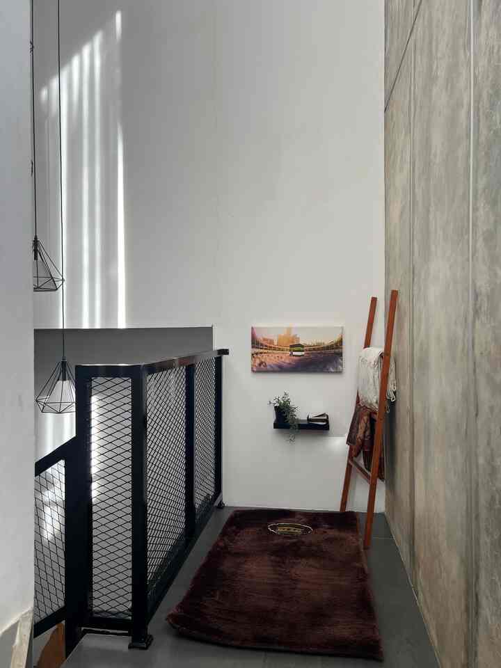 Prayer Area ✨

Tidak bisa dibilang Musholla karena kapasitasnya terbatas, sebut saja spot beribadah. 

Area yang hanya boleh digunakan untuk aktivitas ibadah ini kami memanfaatkan bordes tangga. Memang sempit, tapi alhamdulillah kesampaian punya area khusus yang kami idam-idamkan saat membangun #BruwnHouse.

Dekorasi minimalis agar ga makin sempit, jadi aku putuskan memakai ladder hanger untuk menyimpan mukena dan sarung.

Semoga bermanfaat ya tetangga 🫶🏻

#PrayerRoom #PrayerArea #IndustrialHouse #RumahIndustrial #HomeIdeas #HomeInspo  