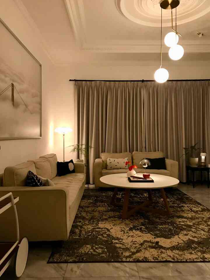 Ruang tamunya agak maskulin dibanding ruangan lain. Akhir-akhir ini ruang tamu dipakai suami buat ngurusin kerjaan atau sekedar selonjoran main game. Dekorasi diminimalisir dari perintilan, lebih banyak pakai tanaman supaya lebih netral.

#sifaminimalis #StylingRuangTamu #DekorasiLivingRoom #InspirasiLivingRoom #ikea #ikeahome #indoorplants