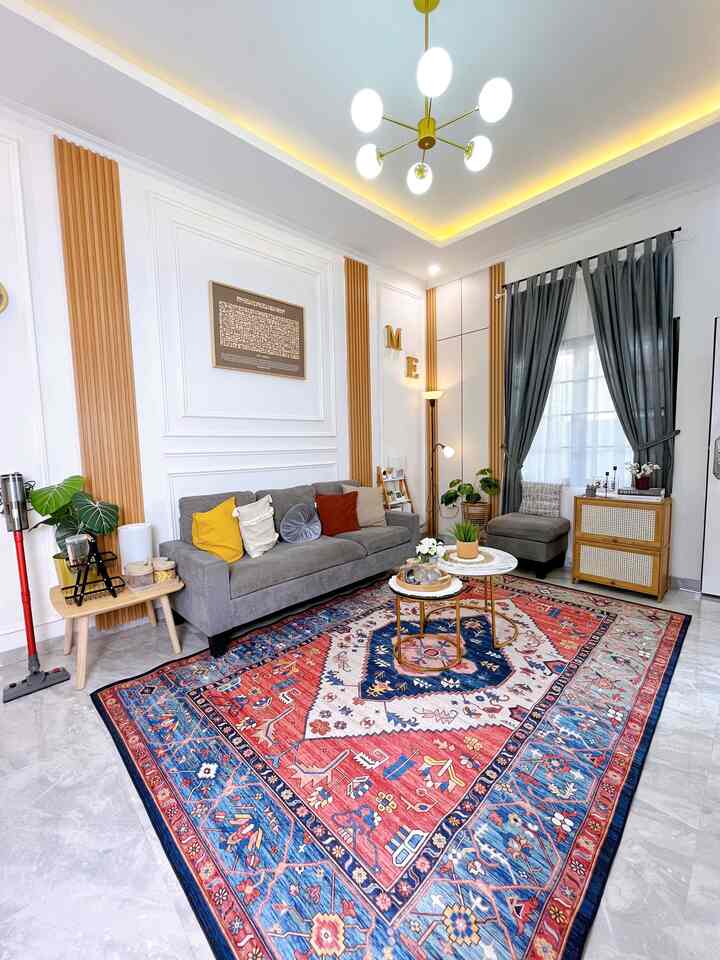 Tips kami membuat ruang tamu terlihat luas ✨

1. Menggunakan cat berwarna putih agar memberikan kesan luas 
2. Menggunakan furnitur multifungsi seperti menggunakan rak sepatu sekaligus bisa sebagai rak pajangan
3. Menggunakan furnitur dengan warna netral
4. Menggunakan lighthing berwarna warm white karena pencahayaan sangat penting bikin kesan ruangan terlihat estetik 

Semoga menginspirasi 🥰

#StylingRuangTamu #DekorasiLivingRoom #InspirasiLivingRoom #WarnaCatRumah #LampuGantung #LampuLantai #KabinetSepatu   