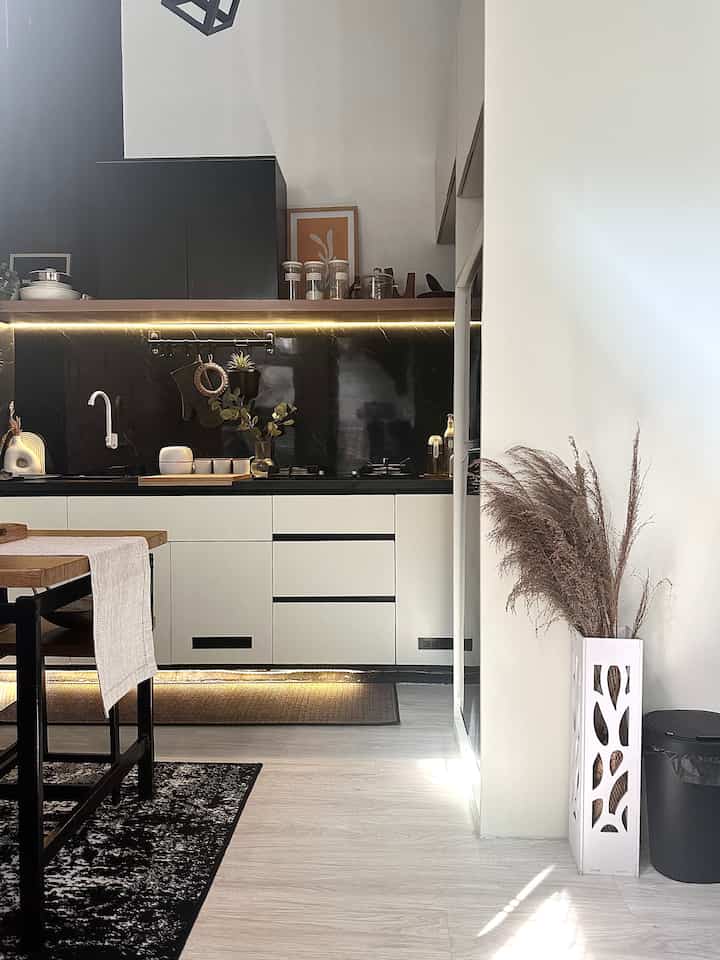 #dapurmonochrome #rumahmonocjrome #dapuropenspace #dapursegaris #idedapur #inspirasidapur 