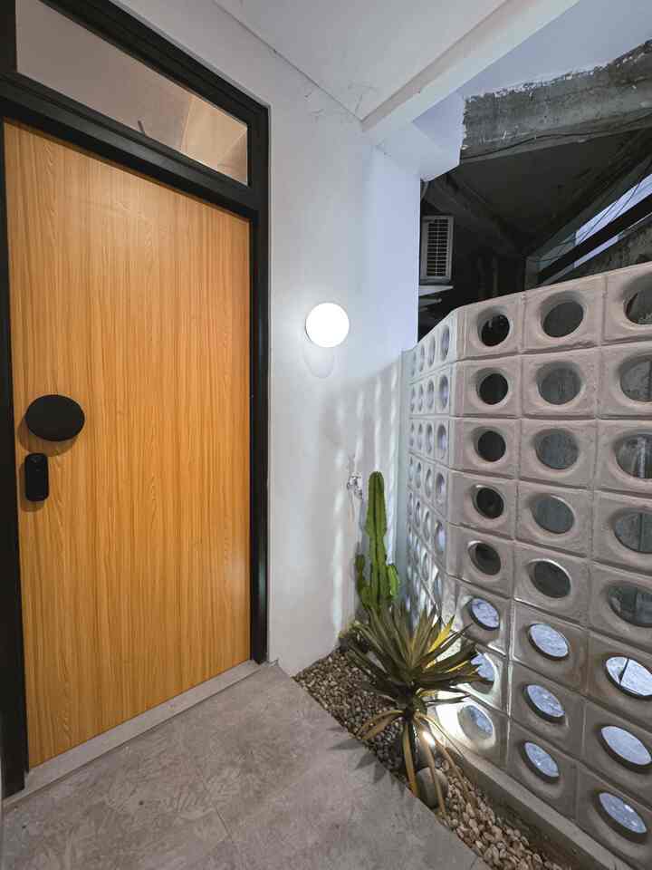 Mana yang asli di antara tanaman-tanaman ini? 🌿
Tebak dulu…

Jawabannya: nggak ada yang asli! Semua tanaman di foto ini adalah artificial plants. rumah kami, karena minim cahaya, sulit sekali tanaman tumbuh dengan segar. Ujung2nya mati 🥲 Jadi aku mulai koleksi tanaman artificial deh.  Nggak butuh sinar matahari, nggak perlu disiram, dan tetap keliatan segar tiap hari. Cocok banget buat kamu yang sibuk tapi tetap pengen suasana rumah yang hidup dan estetik. Less maintenance, tetap kece. Green without the fuss! 💚

#tanamanhias #tanamanartificial #eksrterior #landscape #terasmungil #rumahmungil #rumahdalamgang #kitchenset #diningroom #g