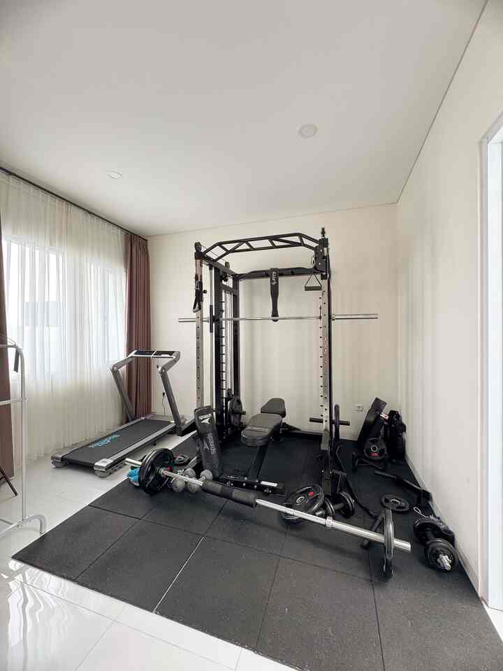On the 3rd floor there is a home gym owned by my husband.. the contents are just like this, not decorated at all.. at most a rubber mat is added so that the floor is not damaged by being slammed with weights..
The intention is to add full glass on the side of the gym, so that it looks more like a gym outside 🤣🤣
Hopefully those who want to make a home gym can get inspiration from this post ❤️ 
#HomeGym #RuangOlahraga #RuangFitnessKeluarga #RuangHomeGym #RuangOlahragaKeluarga #InspirasiRuangOlahraga